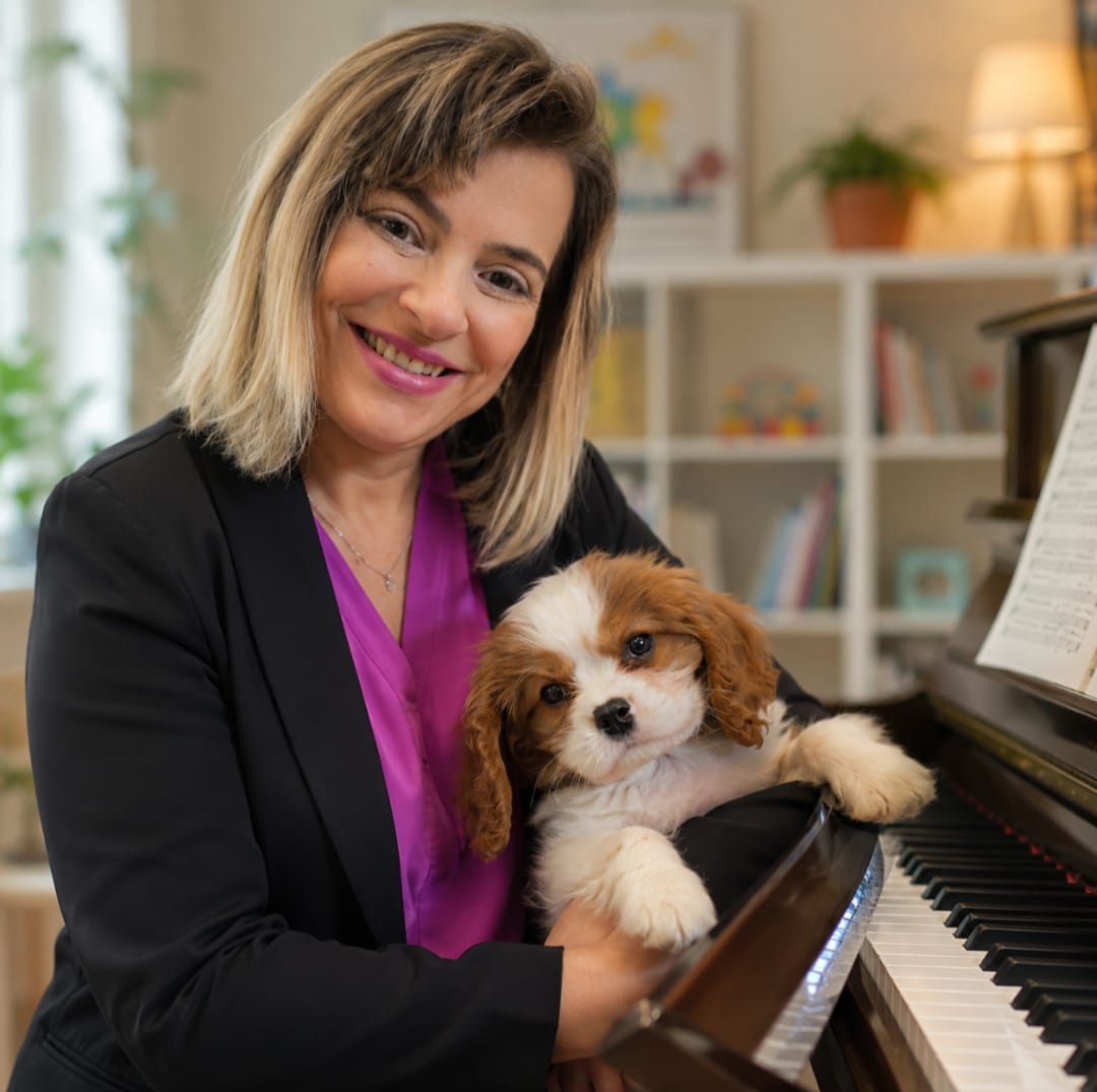 Fábia Gruffat com seu cachorrinho no consultório, ilustrando as intervenções assistidas por animais